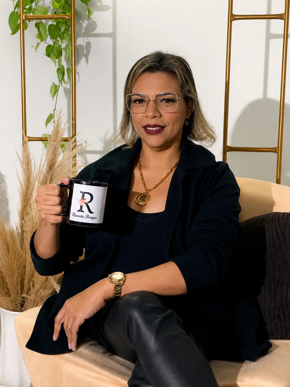 Renata Borges sentada, segurando sua caneca